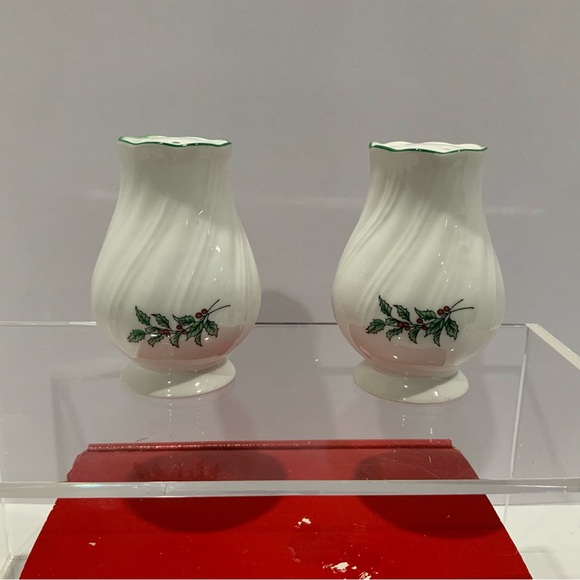 Vintage Nikko Christmas Salt & Pepper Shakers - Holly Leaves and Berries Design - Picture 2 of 7